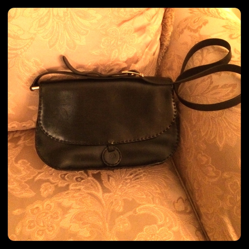 Black shoulder bag ( Cynthia Rowley )